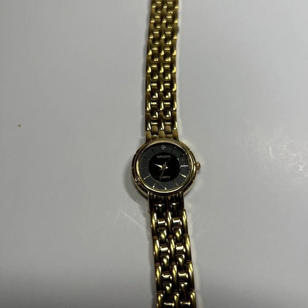 womens vtg 80s Gruden Gold Tone Watch Black Face Diamond Chip‎
